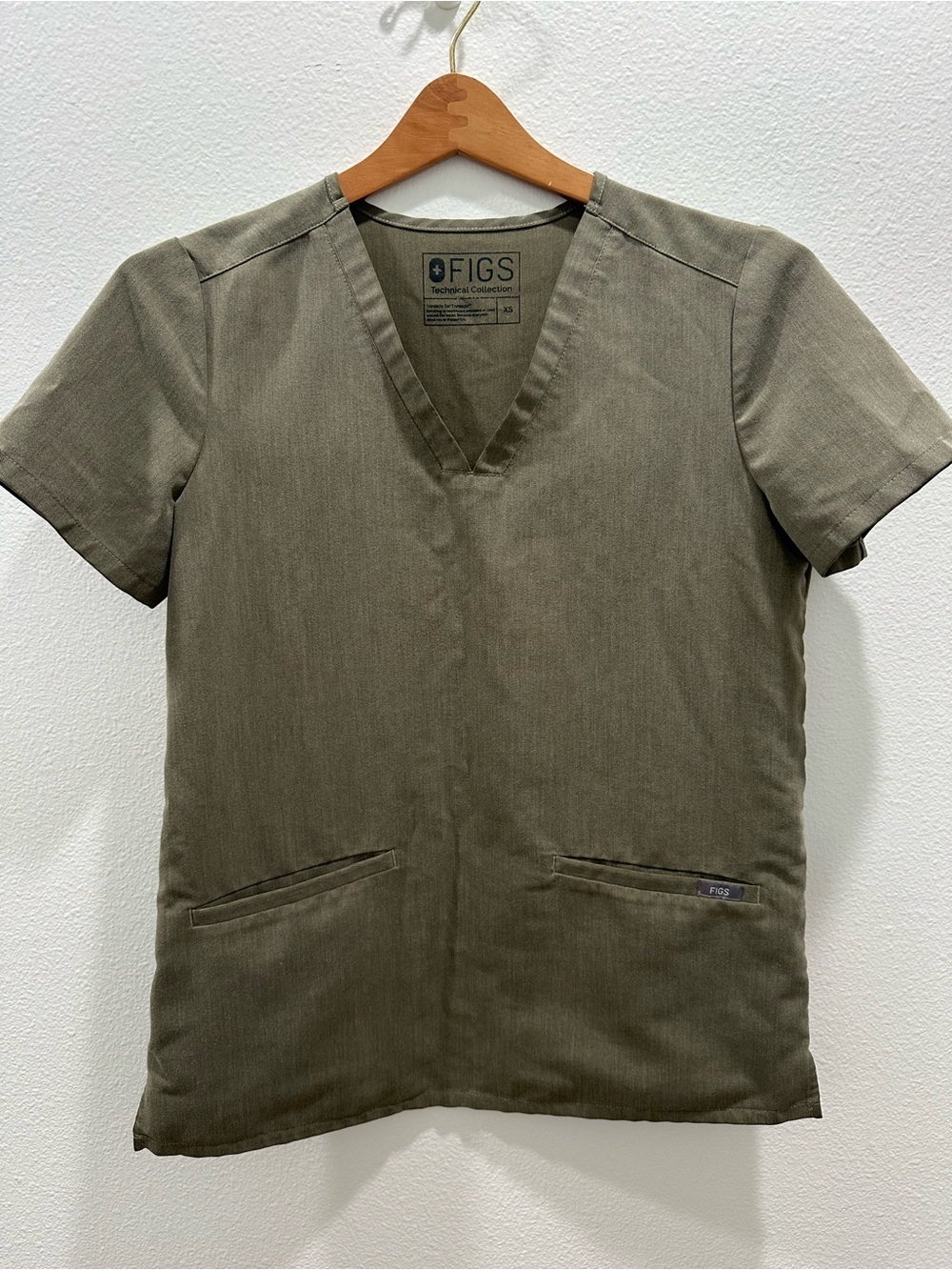 Figs Casma women’s V-Neck 2-pocket Scrub Top in Olive Green moss xs
